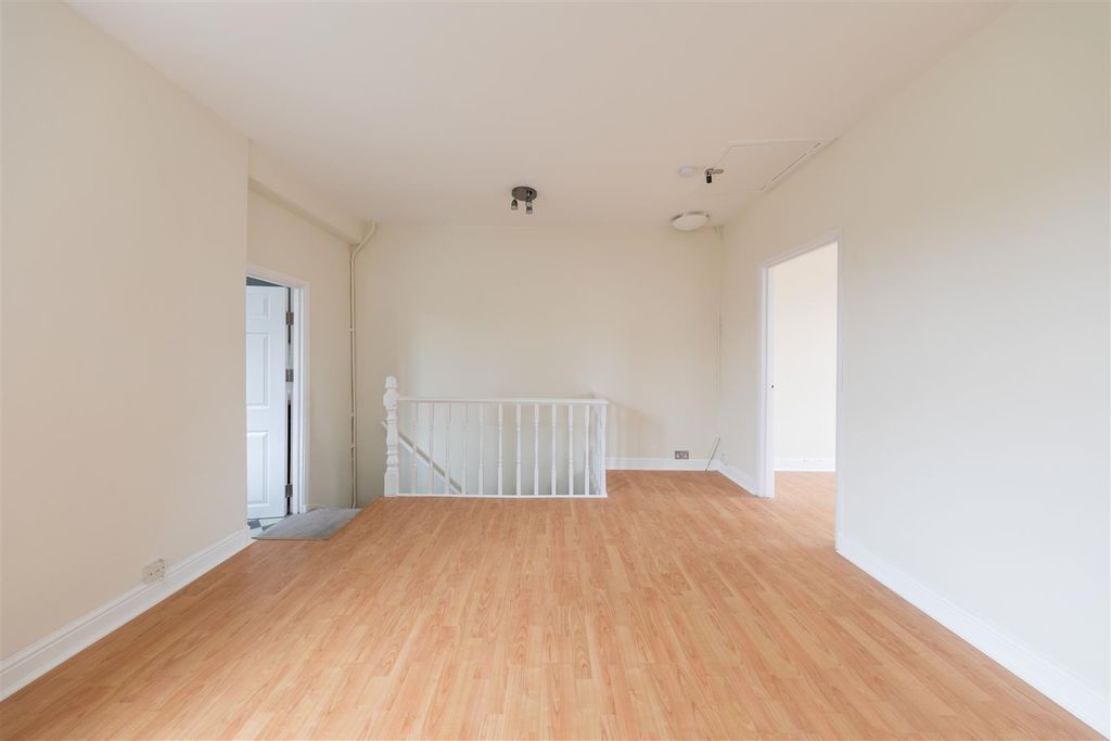 Property photo 3 of 11 Chingford Road, E17
