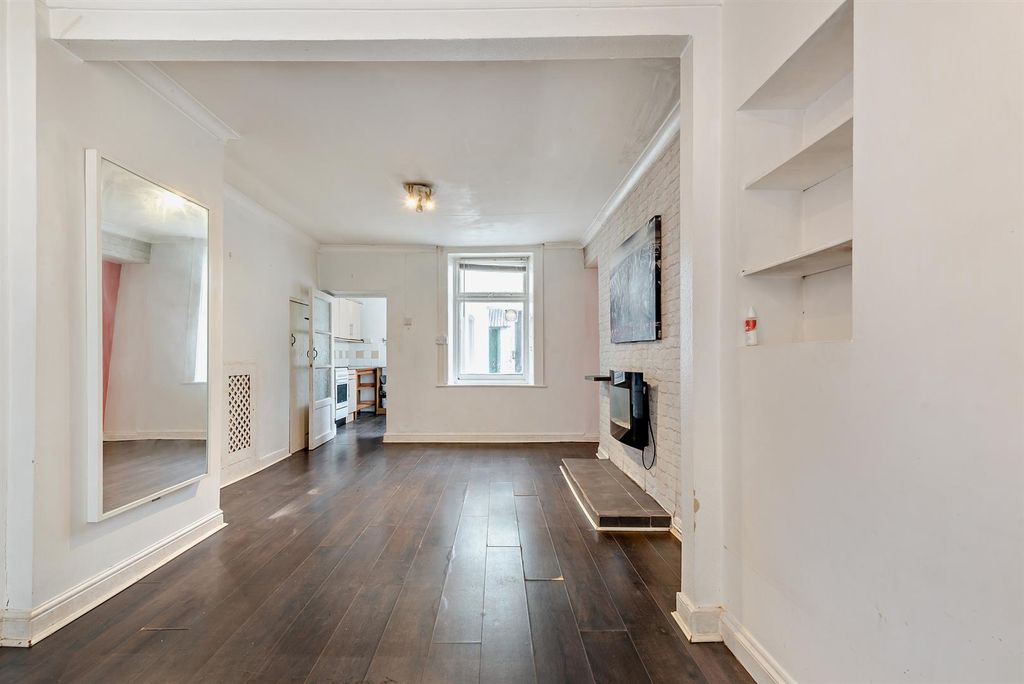 Property photo 3 of 14 8673210-Interior03-800.Jpg