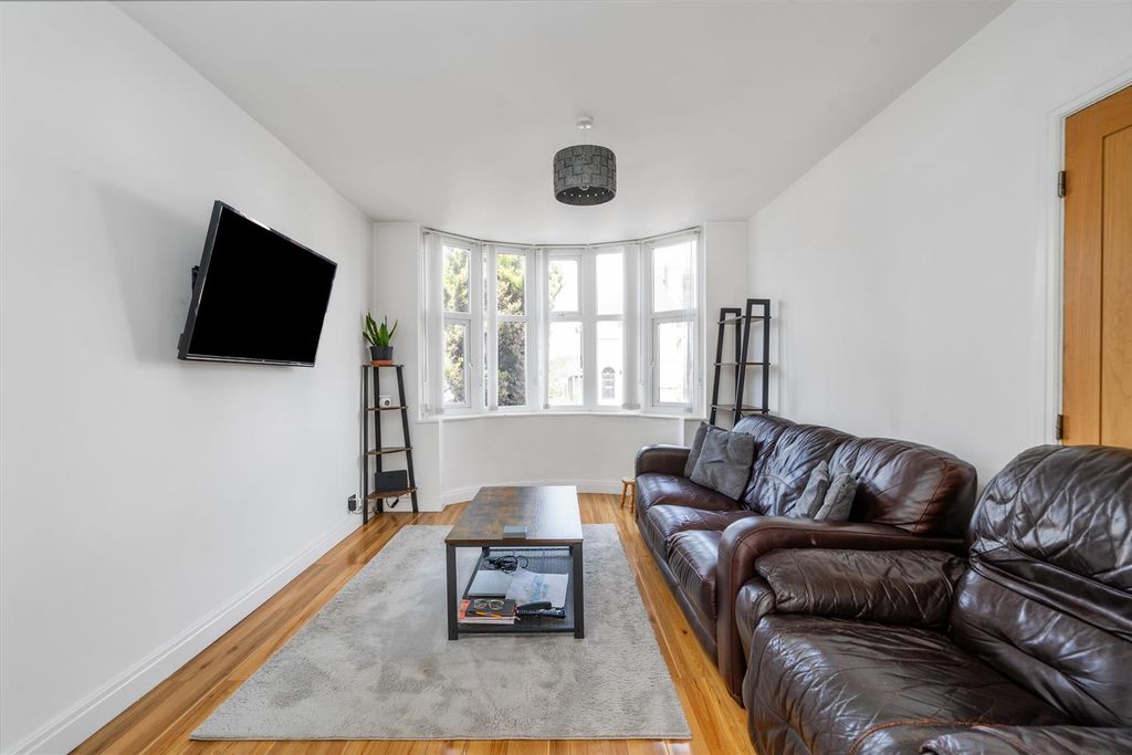 Property photo 3 of 11 39 Lighthorne Road_8.Jpg