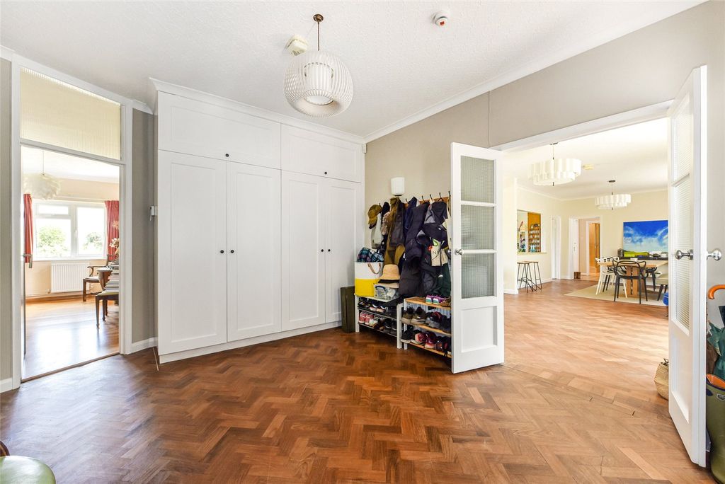 Property photo 3 of 18 Entrance Hall