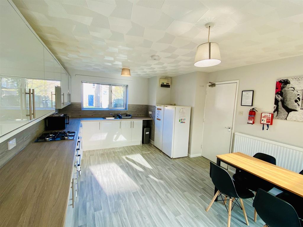 Property photo 2 of 12 Kitchen 2.Jpg