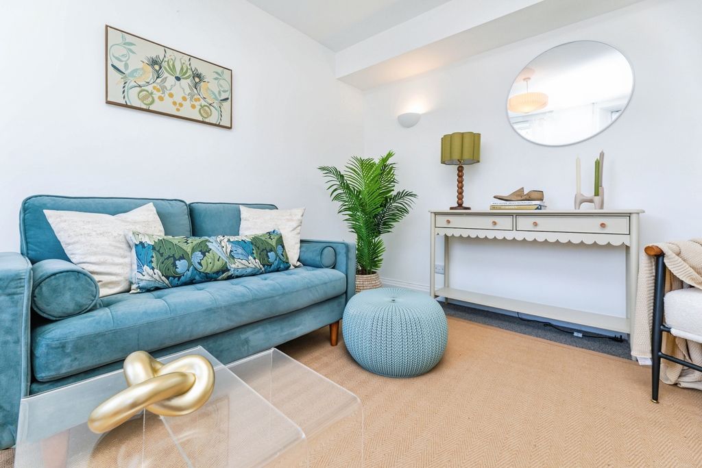 Property photo 3 of 18 Pbox-Living_Room-334144.Jpg
