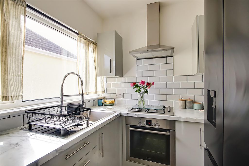 Property photo 3 of 19 Kitchen