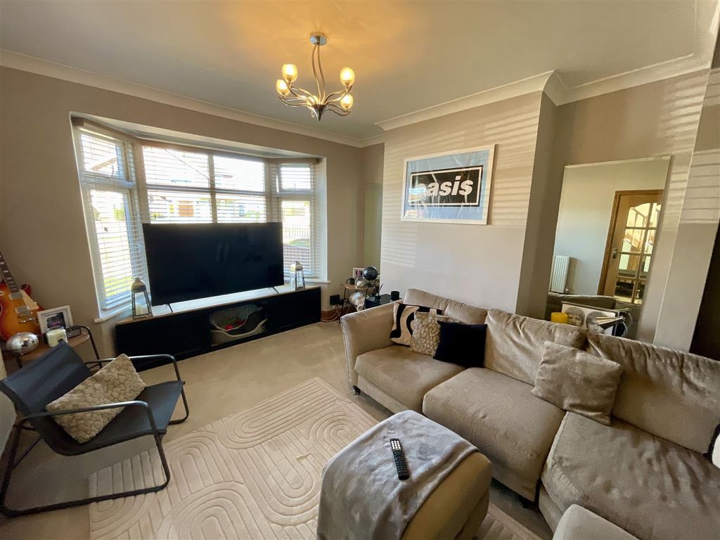 Property photo 2 of 11 Lounge