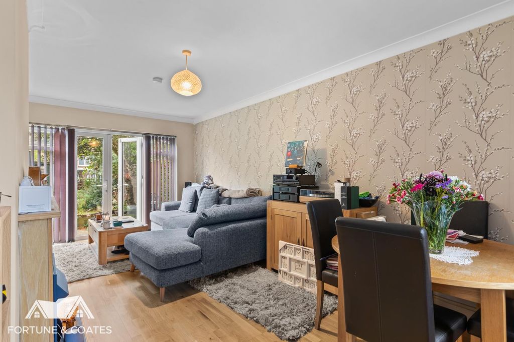 Property photo 2 of 16 Broadfield_1.Jpg