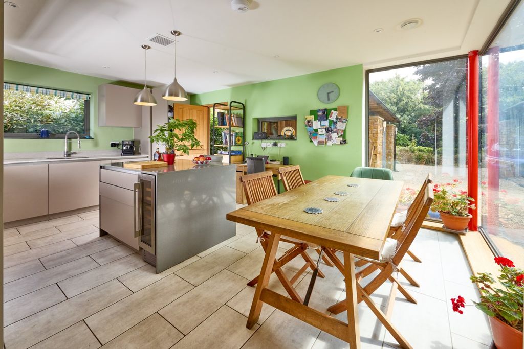 Property photo 2 of 18 Kitchen/Breakfast