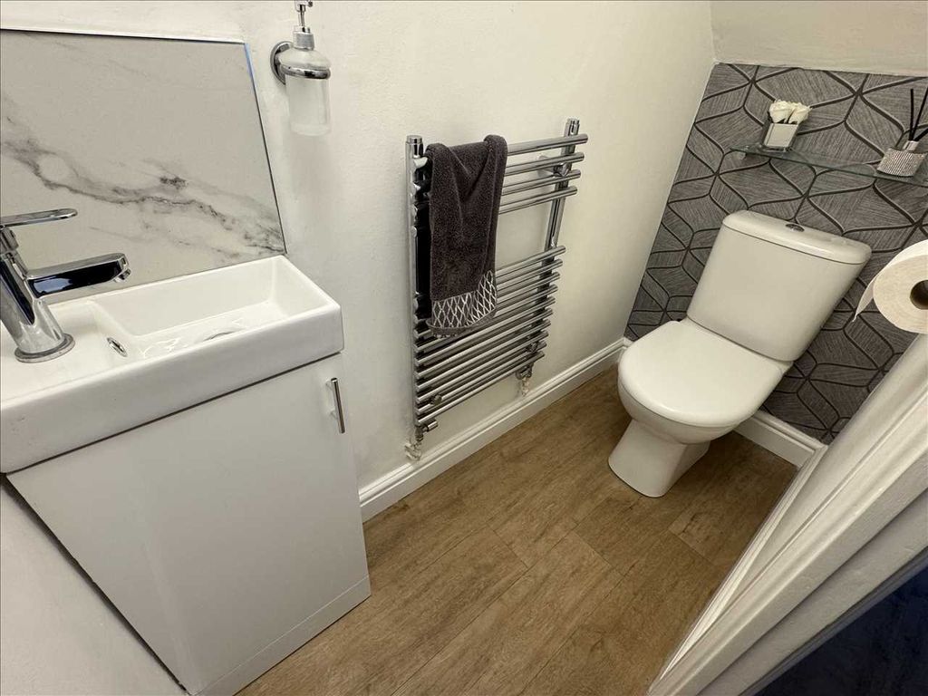 Property photo 2 of 15 Guest Cloakroom