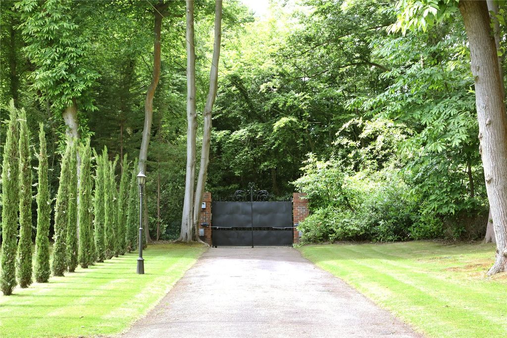 Property photo 2 of 21 Driveway