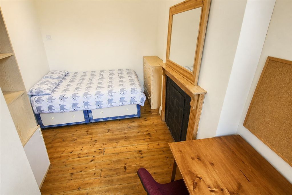 Property photo 3 of 9 Bedroom