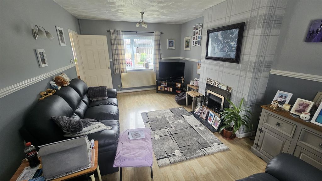 Property photo 3 of 14 Lounge