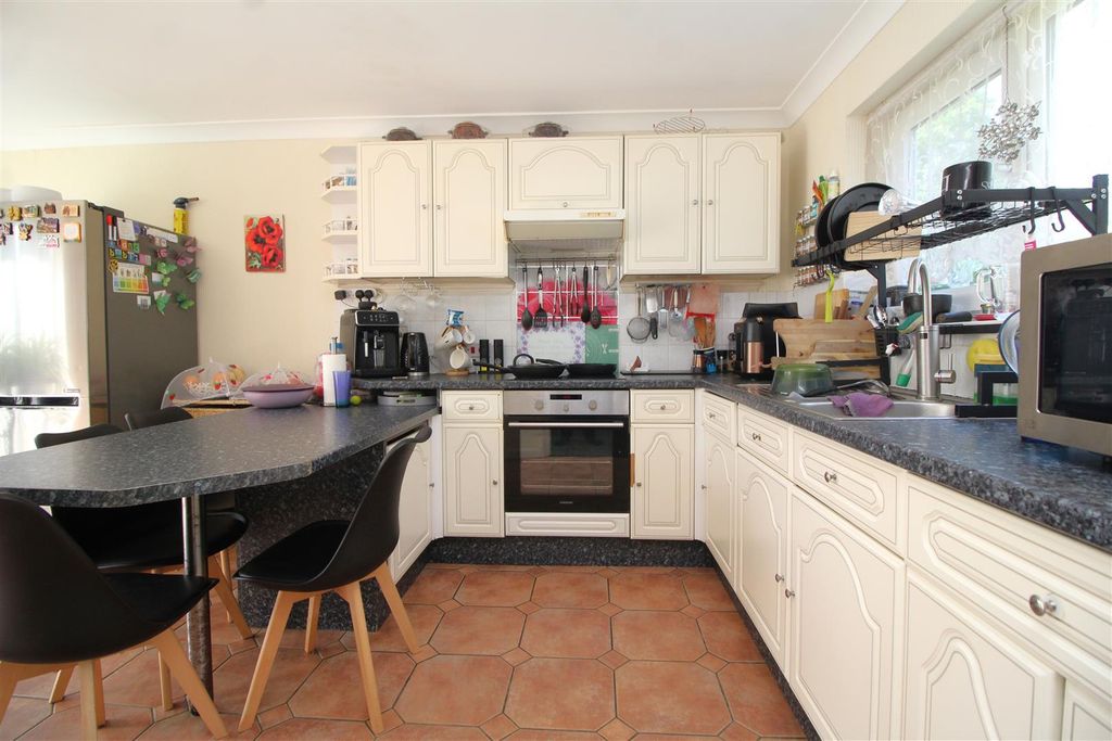 Property photo 2 of 11 Kitchen .Jpg