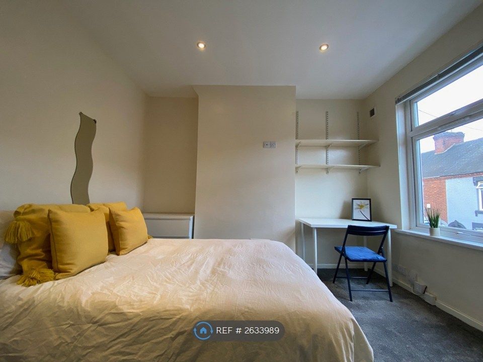 Property photo 3 of 12 Room 3 Upstairs Front