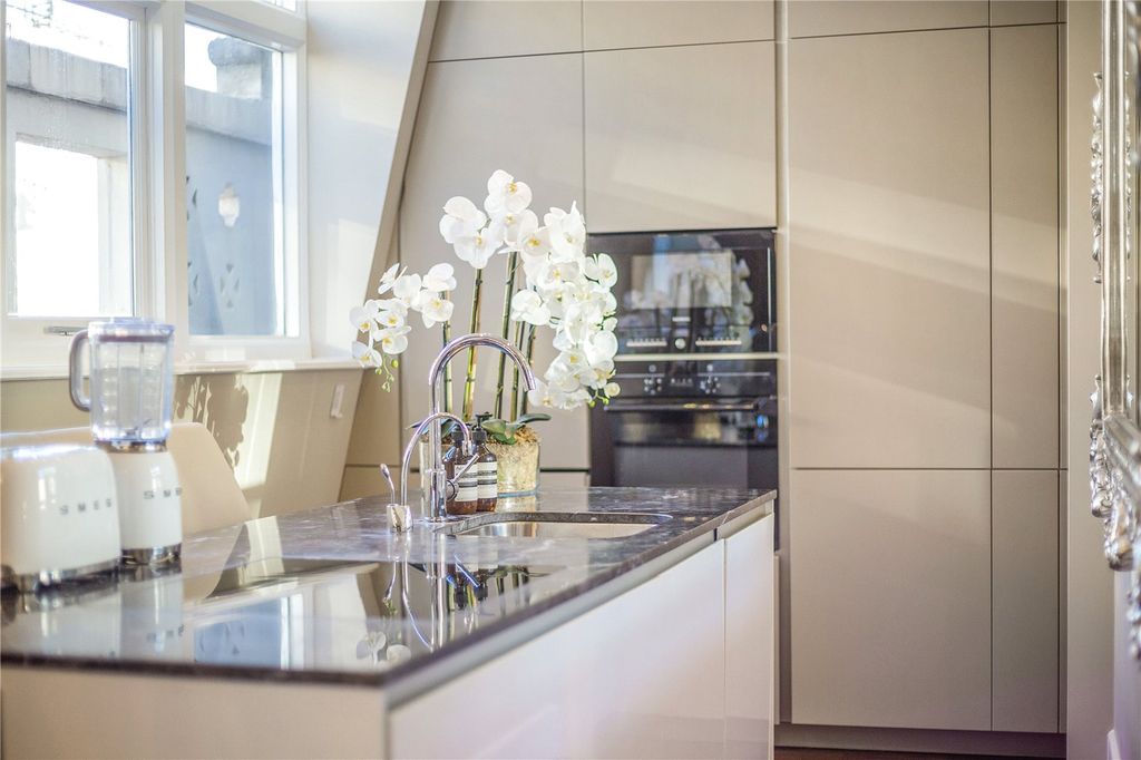Property photo 3 of 19 Kitchen