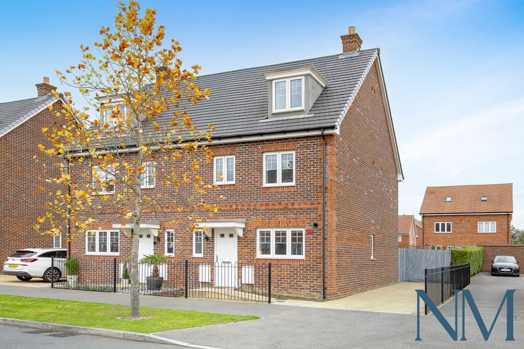 Property photo 1 of 16 4 Bedroom Semi-Detached House For Sale Foxglove Drive, Forge Wood Rh10