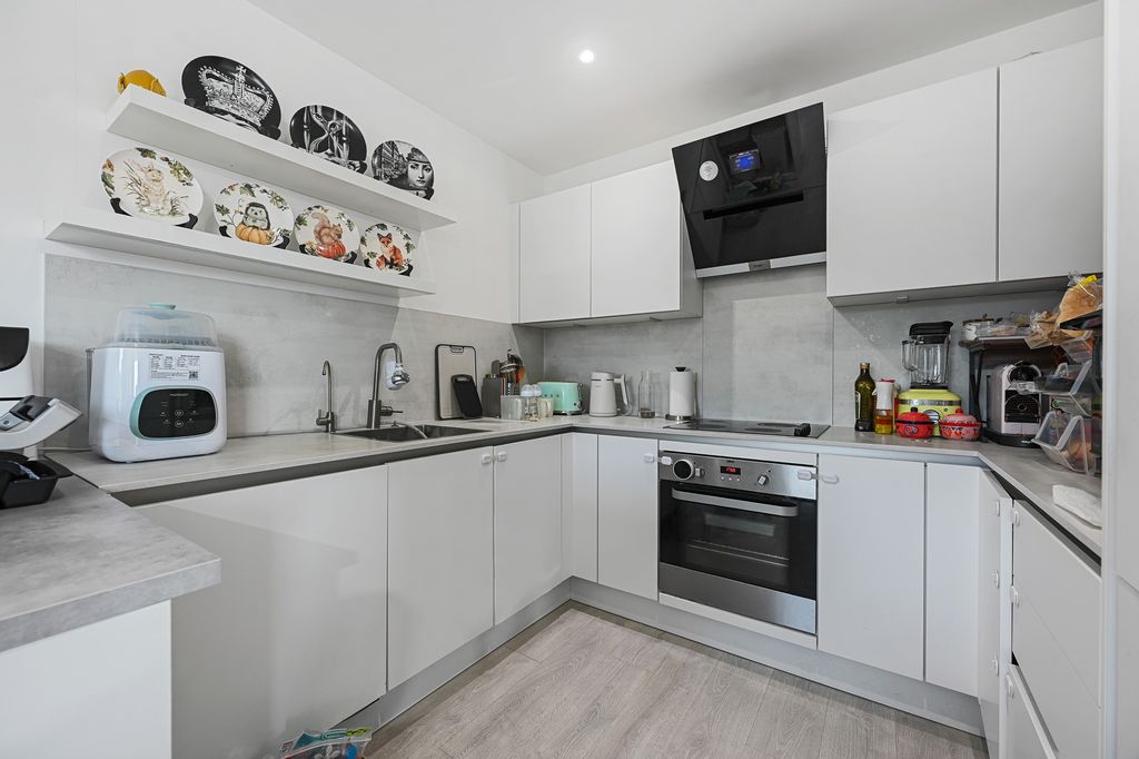 Property photo 2 of 9 4