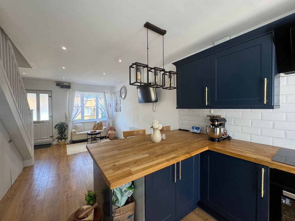 Property photo 2 of 10 Kitchen