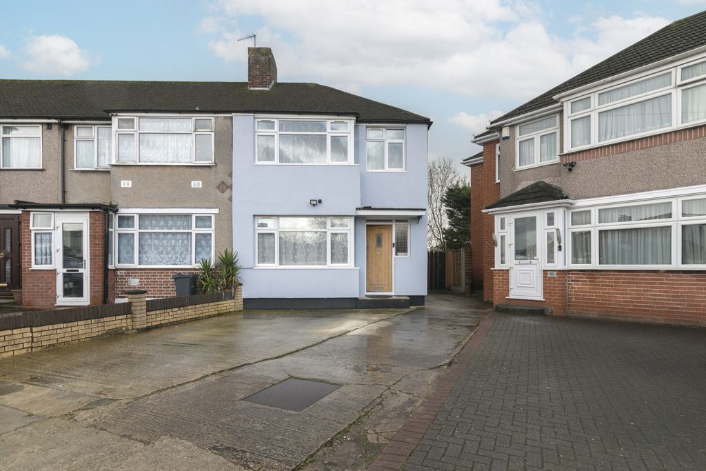 Property photo 1 of 16 Three Bedroom Semi Detached House In Southall