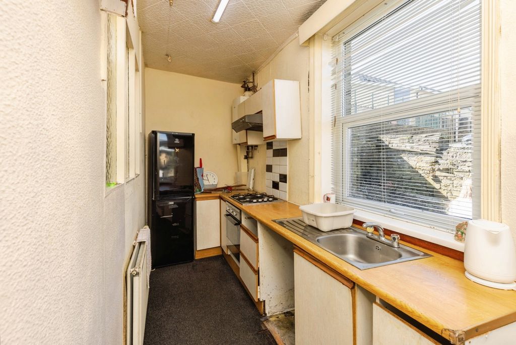 Property photo 3 of 20 Kitchen