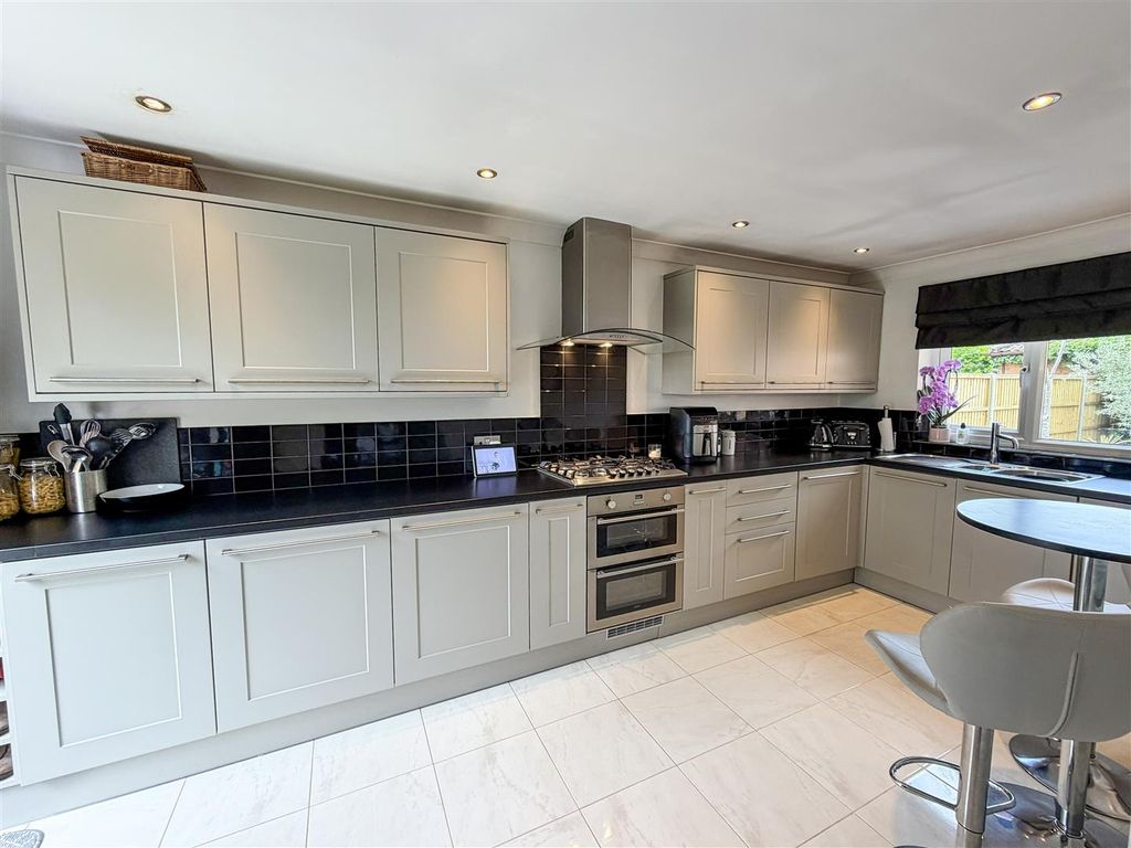 Property photo 2 of 21 Kitchen/Breakfast Room