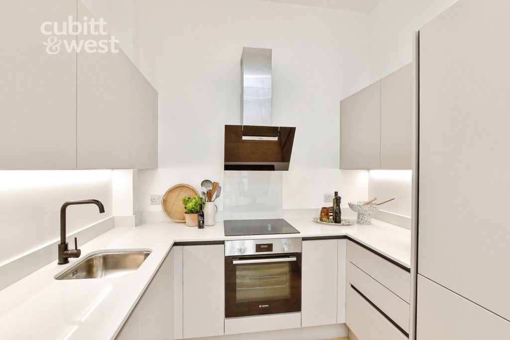 Property photo 3 of 18 Kitchen