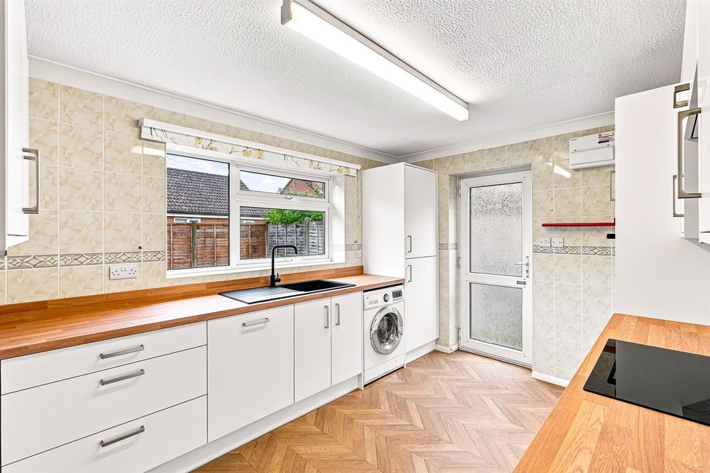 Property photo 2 of 11 Kitchen