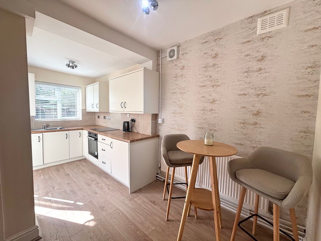 Property photo 3 of 11 Kitchen