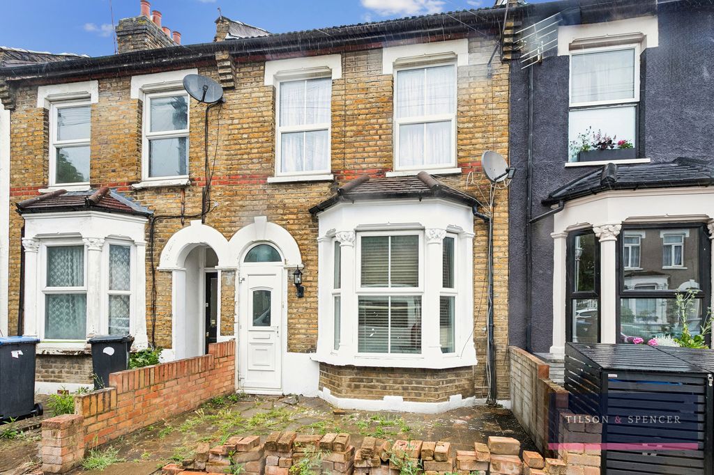Property photo 1 of 12 1505202613_Tils_14 Henley Road _N18 1Nt_015_Wm