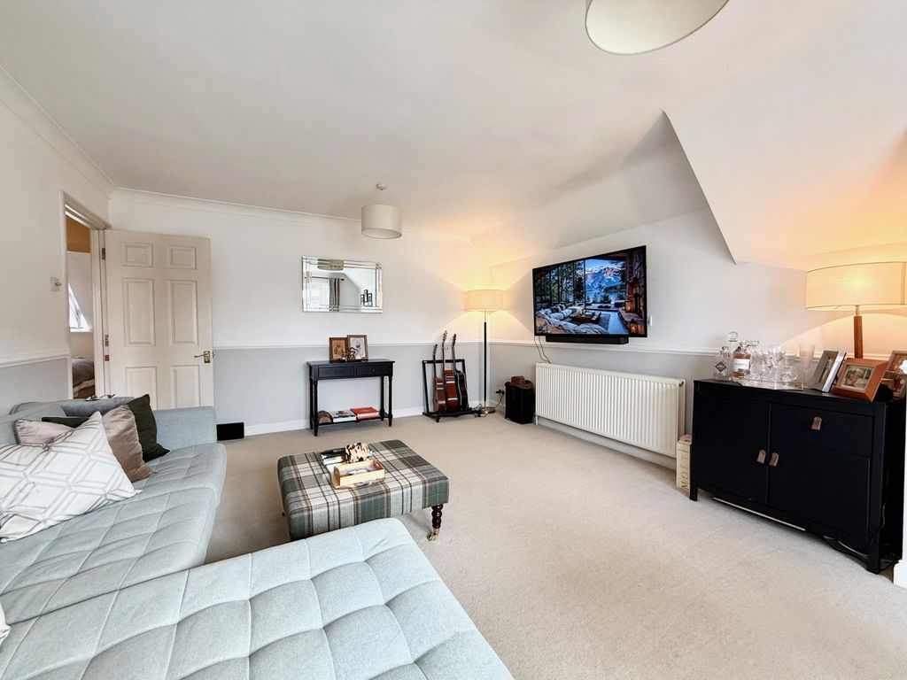 Property photo 3 of 9 Lounge 2