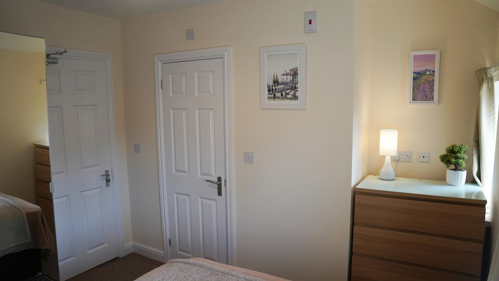 Property photo 2 of 9 Bedroom