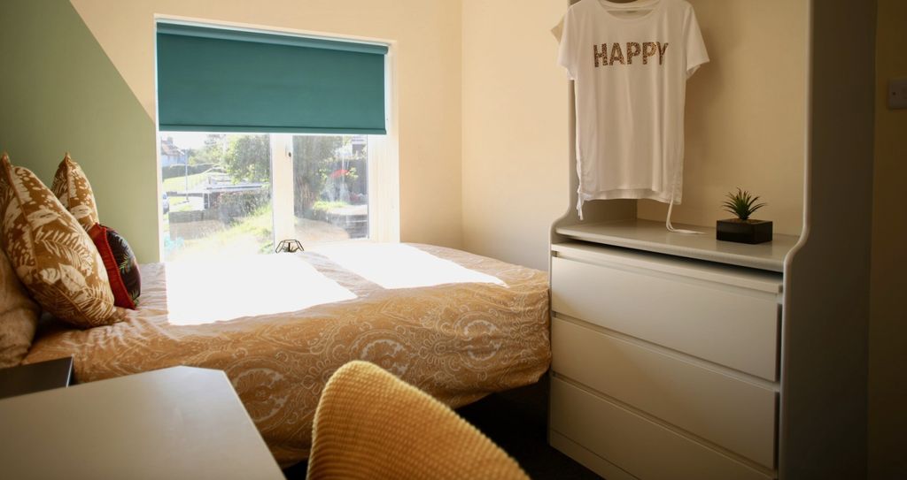 Property photo 3 of 7 This Inviting Double Bedroom Features A Comfortabl...
