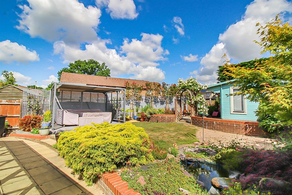 Property photo 2 of 25 8 Topaz Grove, Waterlooville-Small-5.Jpg
