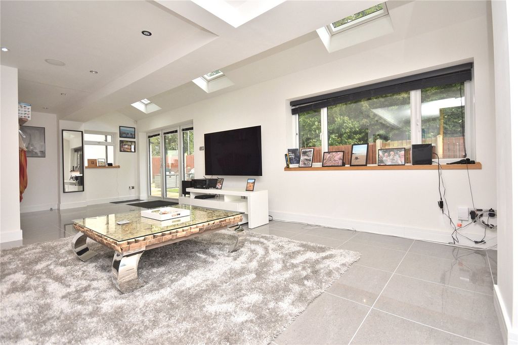 Property photo 2 of 19 Picture No. 11