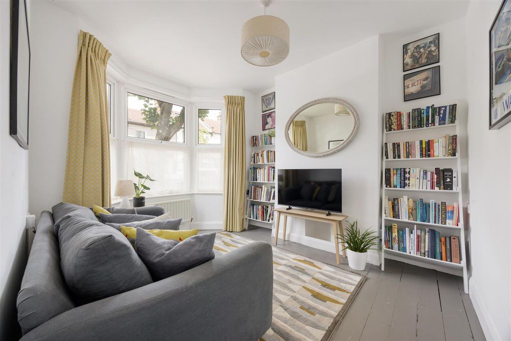 Property photo 2 of 34 Colston Road, E7