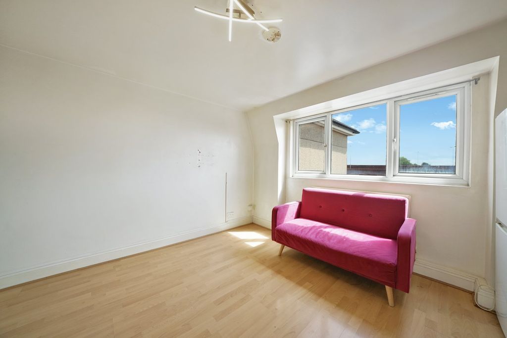 Property photo 2 of 8