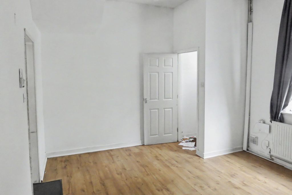 Property photo 2 of 15 31 Lowndes Street, Preston, Lancashire, Pr1 7Xs