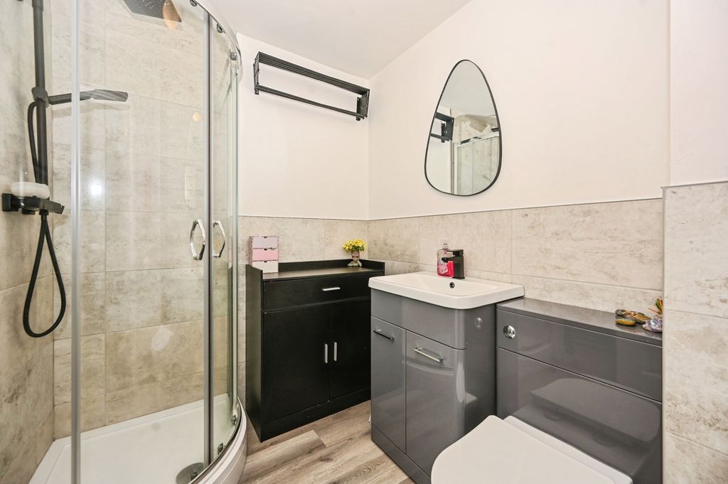 Property photo 3 of 19 Bathroom