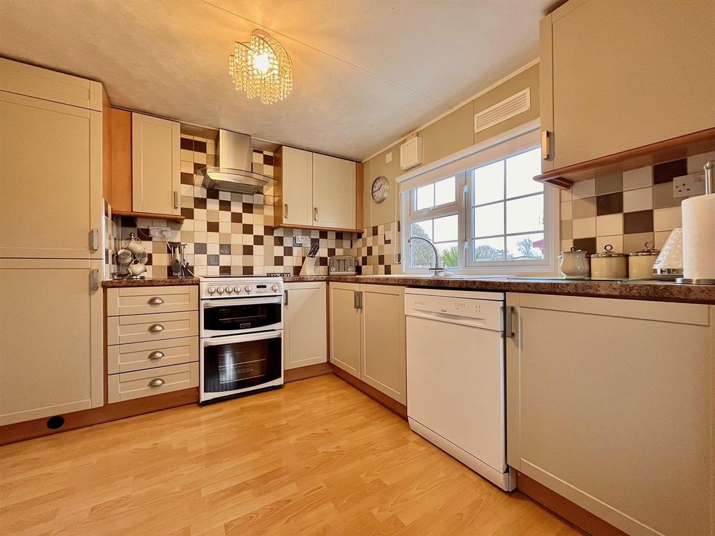 Property photo 3 of 29 Kitchen/Dining Room