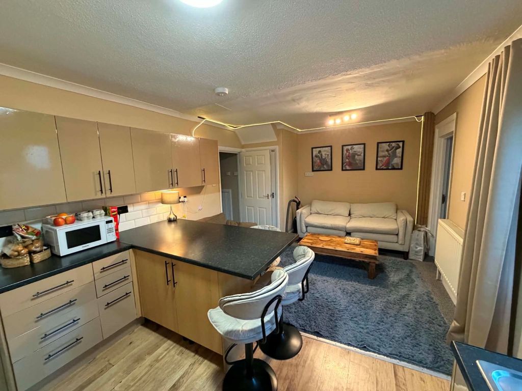 Property photo 2 of 8 Kitchen/Lounge