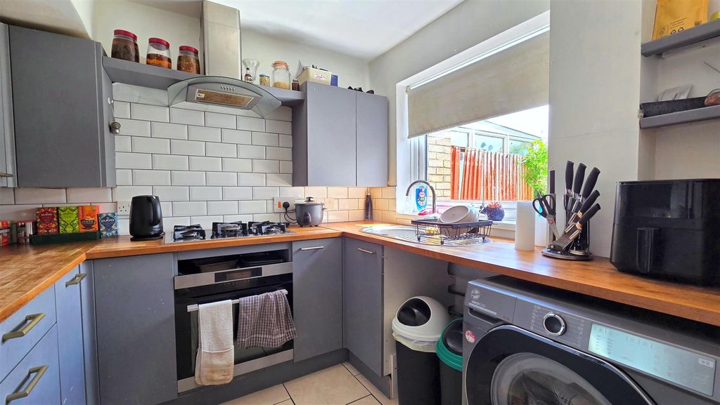 Property photo 2 of 11 Kitchen