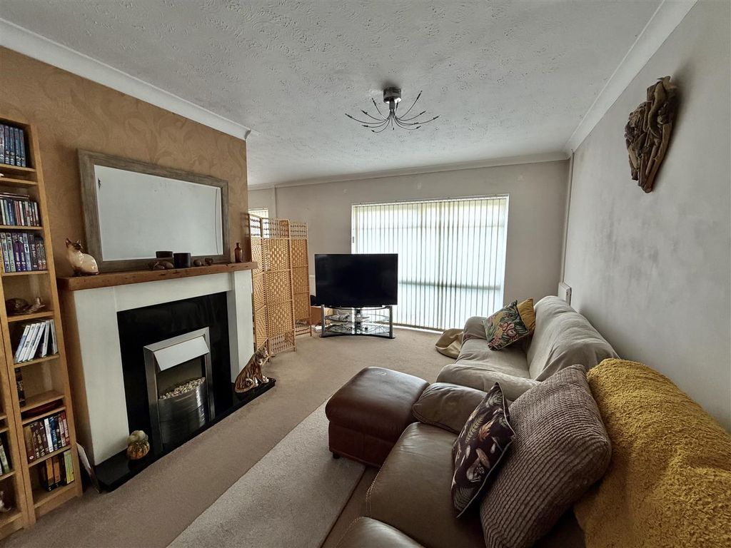 Property photo 2 of 12 L Shaped Lounge Diner