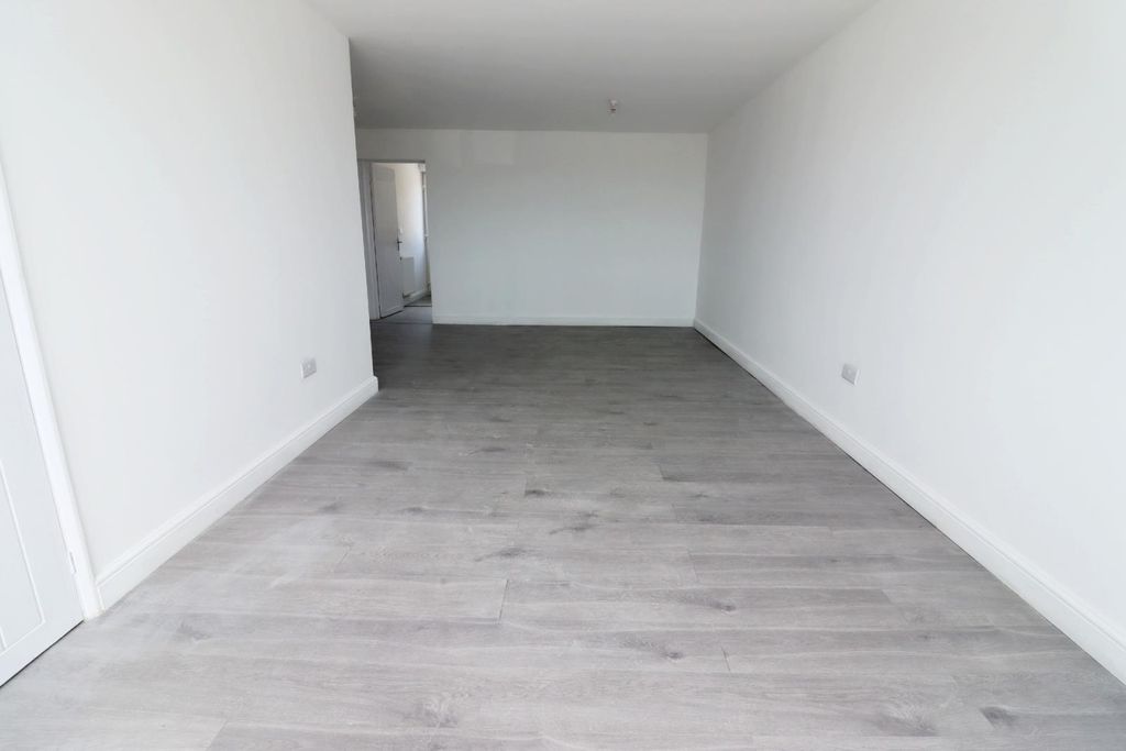 Property photo 3 of 8 3 Bedroom Semi-Detached House For Rent