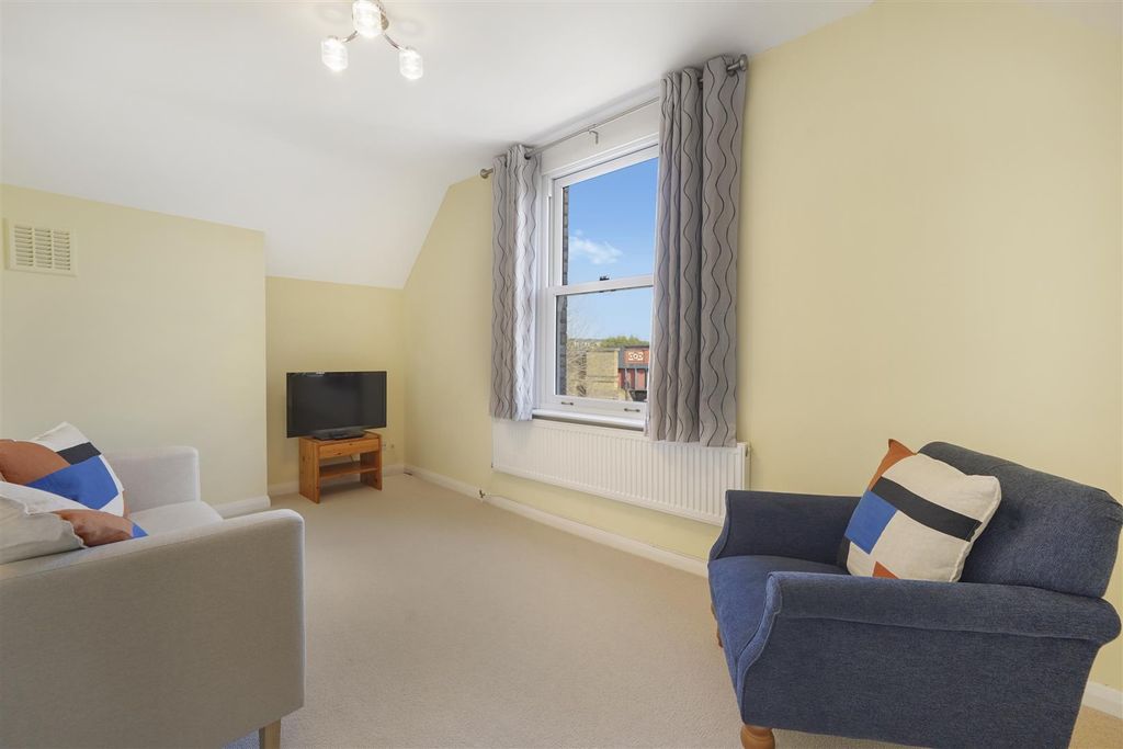 Property photo 2 of 15 Winthorpe Road