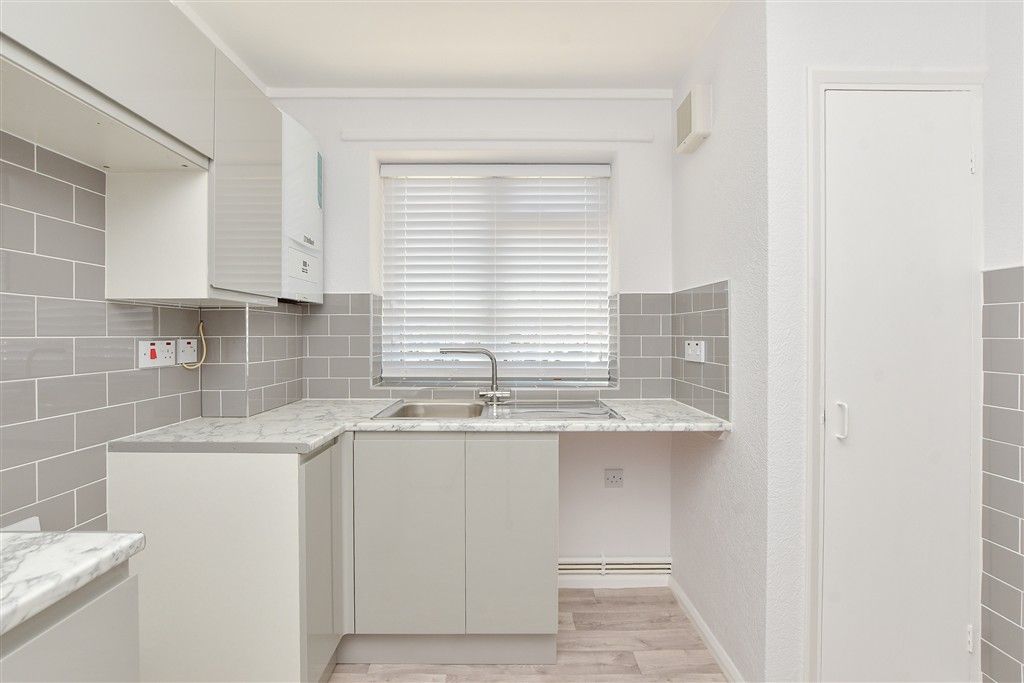 Property photo 3 of 8 Kitchen