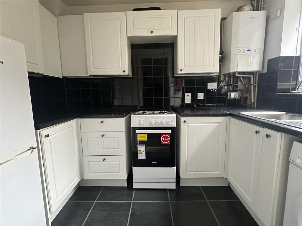 Property photo 3 of 9 Kitchen