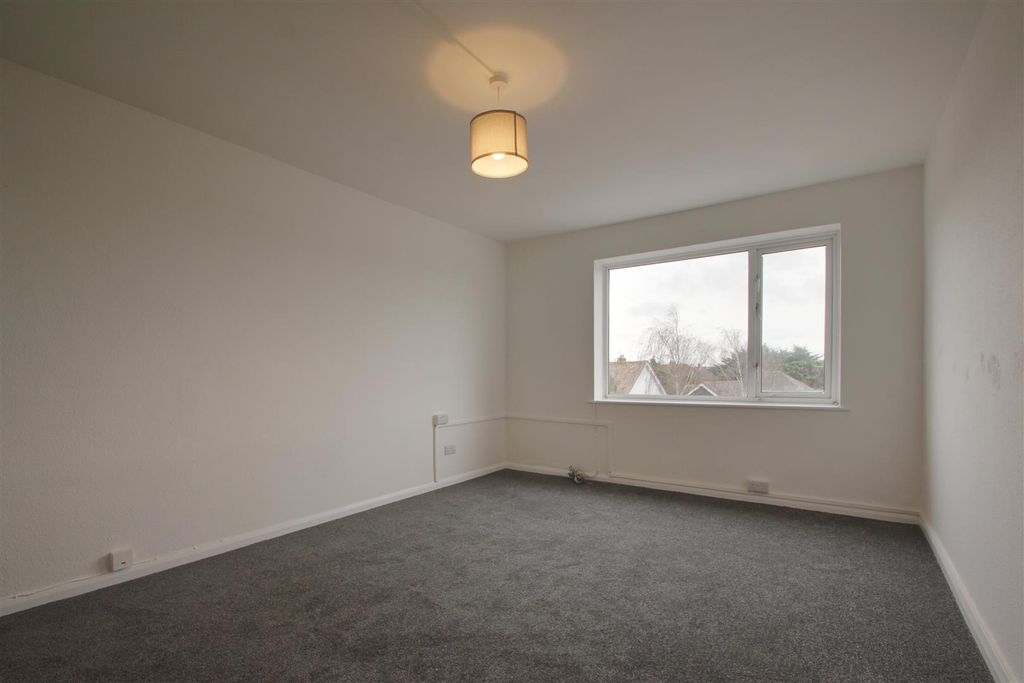 Property photo 3 of 8 Lounge