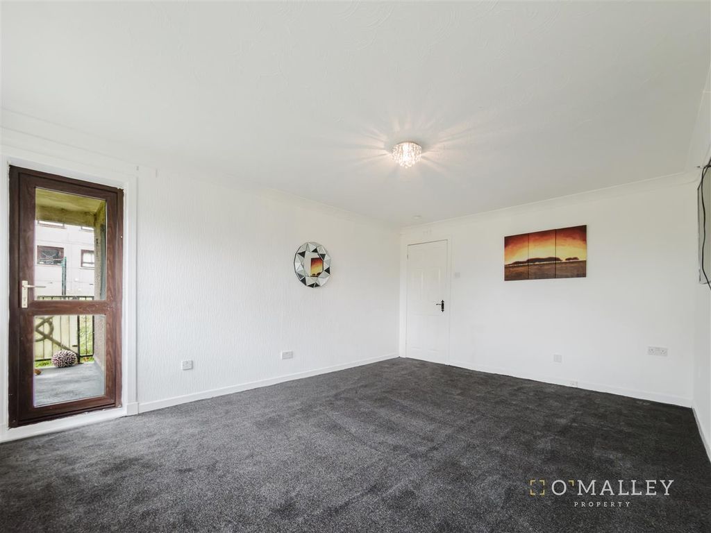 Property photo 3 of 14 Lounge 2