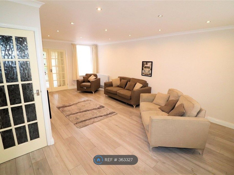 Property photo 3 of 8 Livingroom