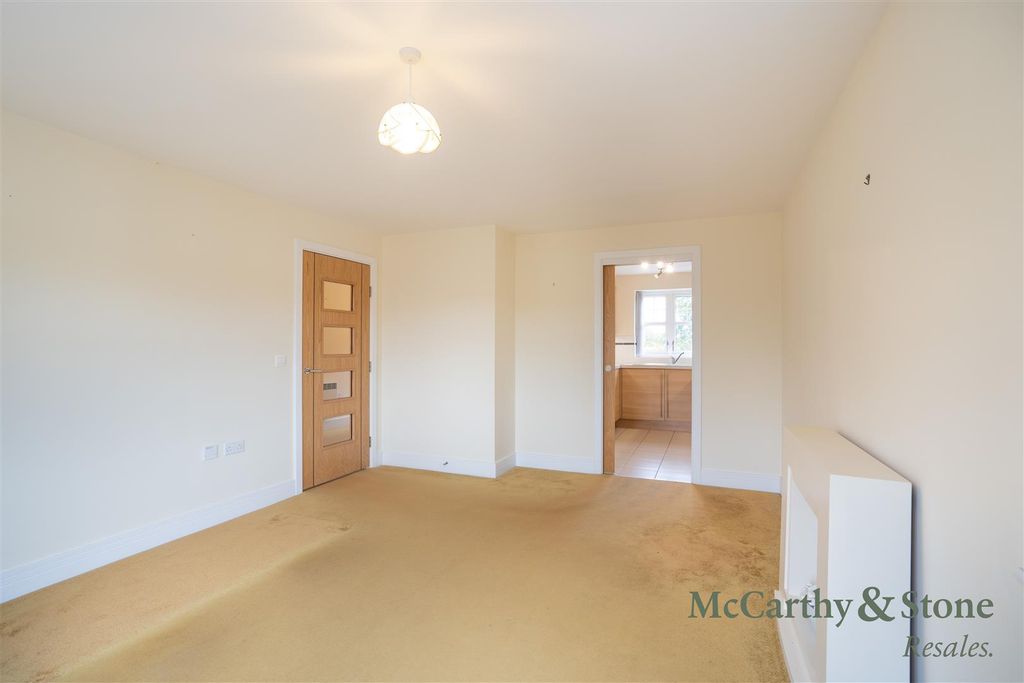 Property photo 3 of 19 8706869-Interior07.Jpg