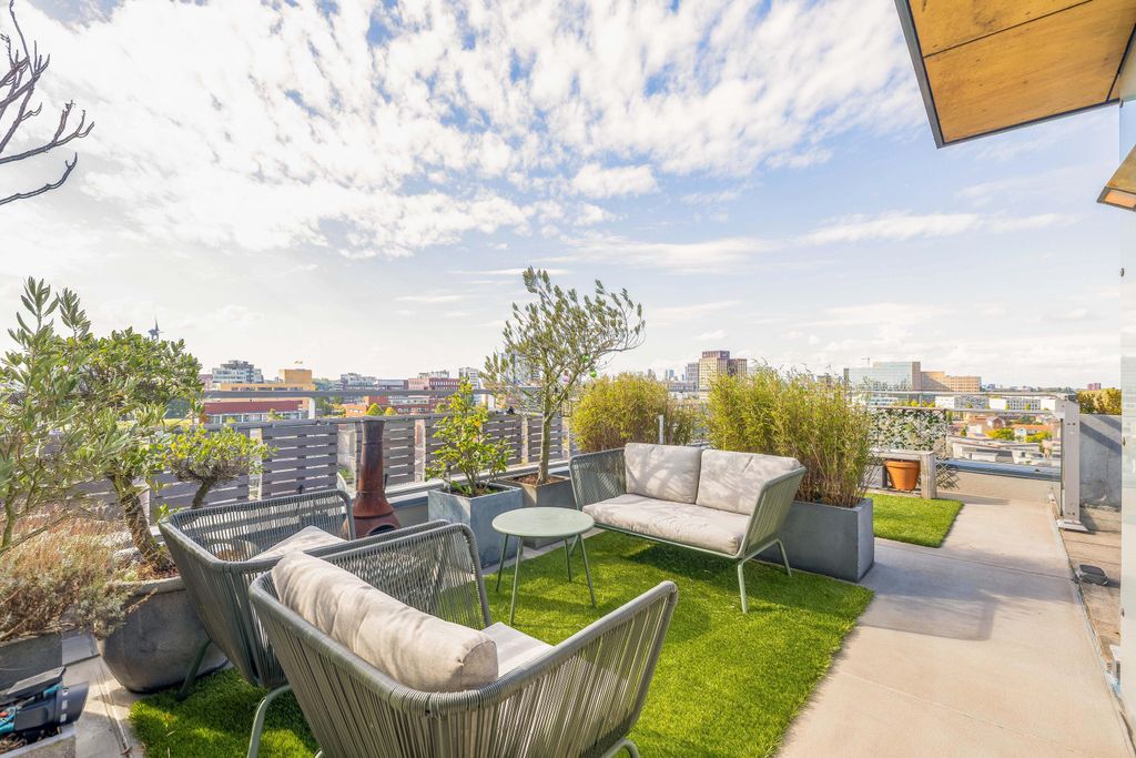 Property photo 3 of 78