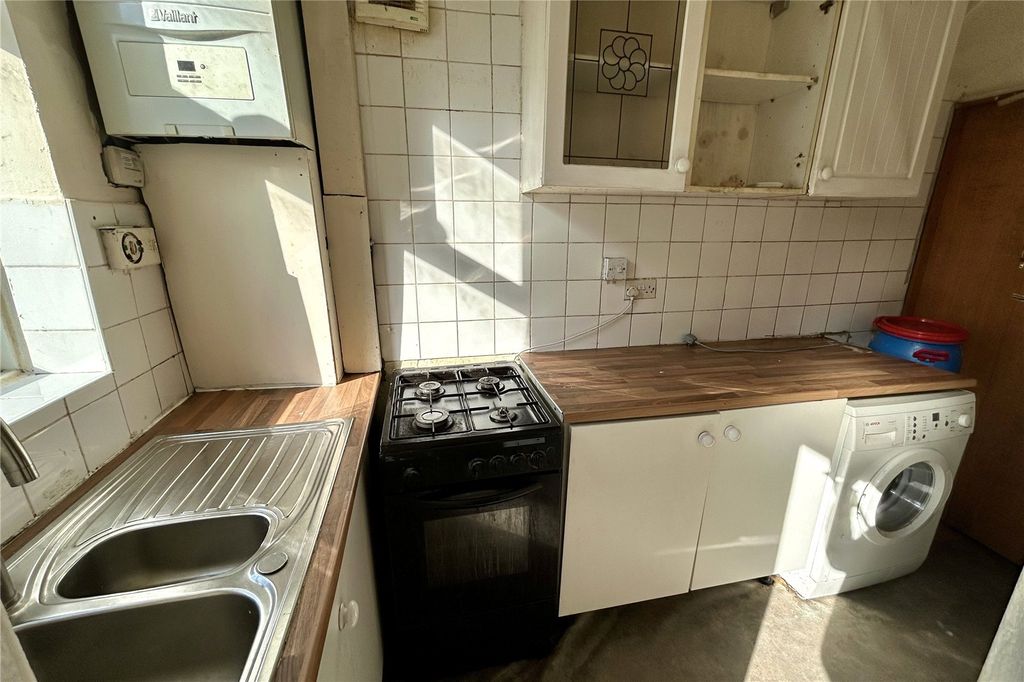 Property photo 3 of 9 Kitchen